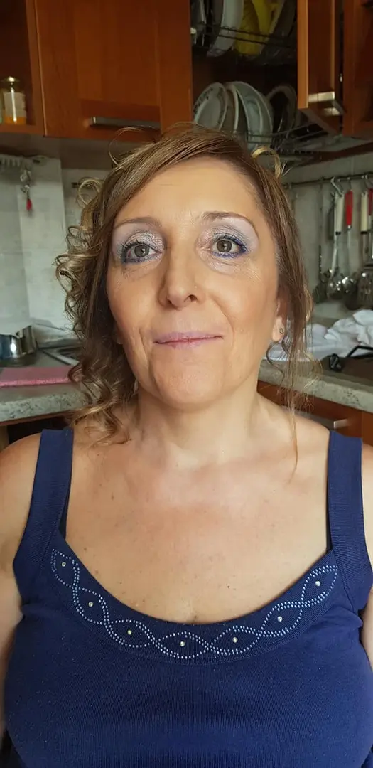 Toni di azzurro in tinta con l'abito che indossa al matrimonio di suo figlio