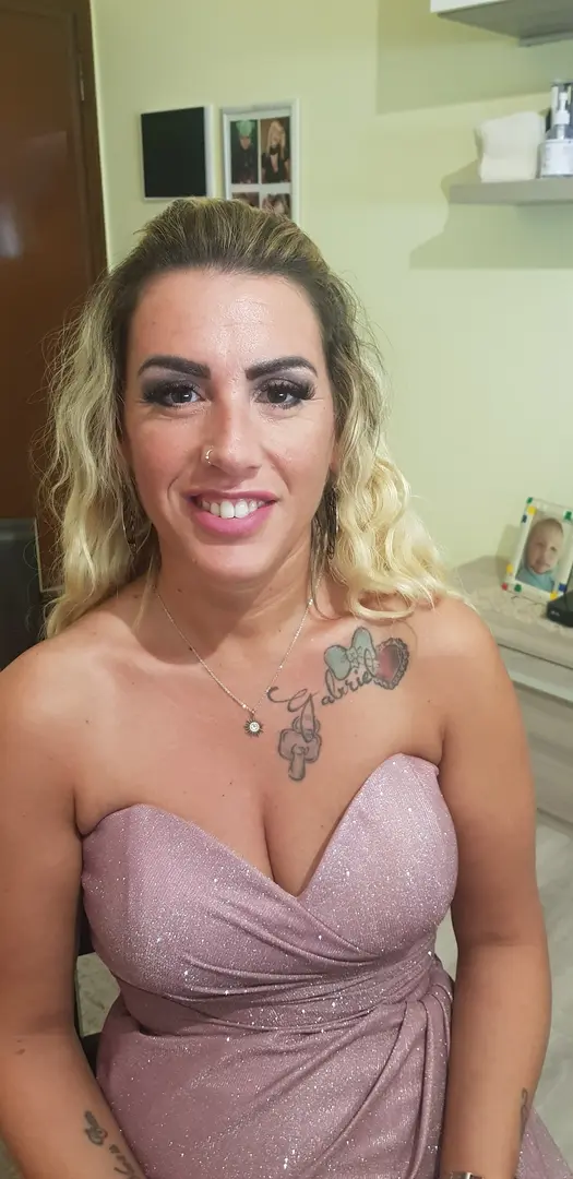 Toni di rosa e grigio in abbinamento al vestito