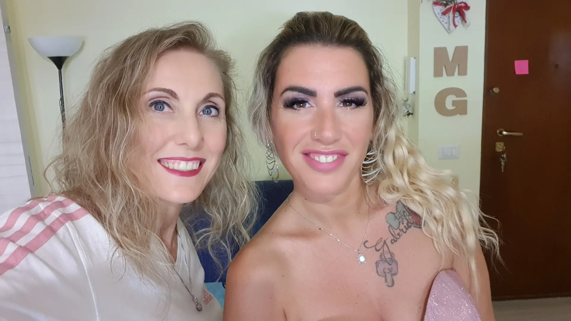 Toni di rosa e grigio in abbinamento al vestito