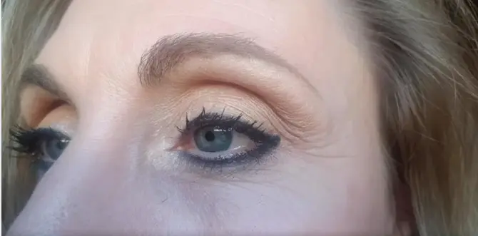Toni beige-marrone con matita nera a delineare la forma degli occhi