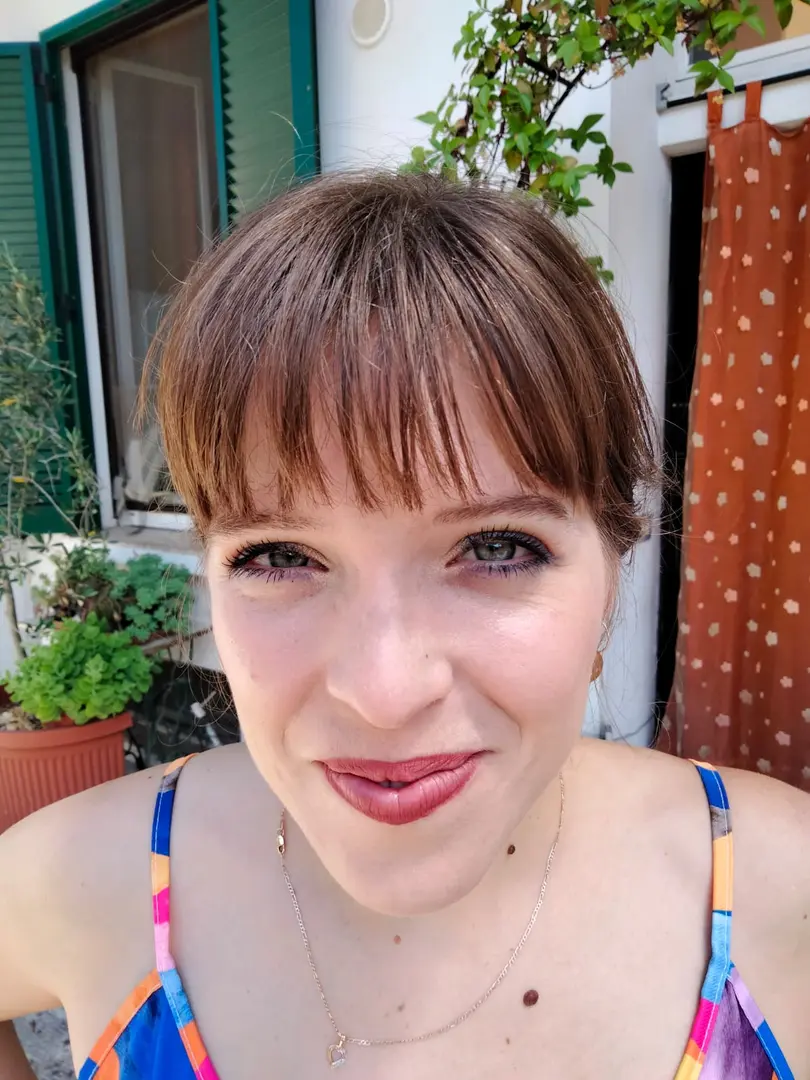 Trucco a Felicia nei toni multicolore del suo abito - 18.07.2021