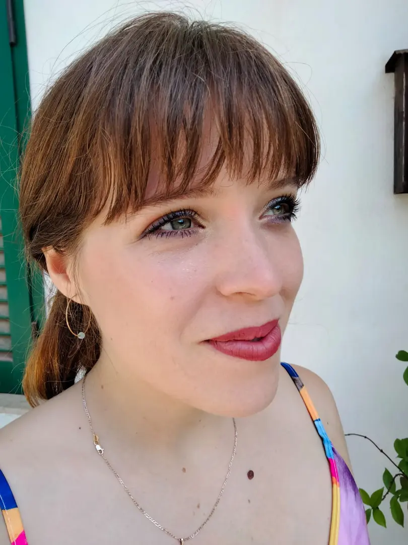 Trucco a Felicia nei toni multicolore del suo abito - 18.07.2021