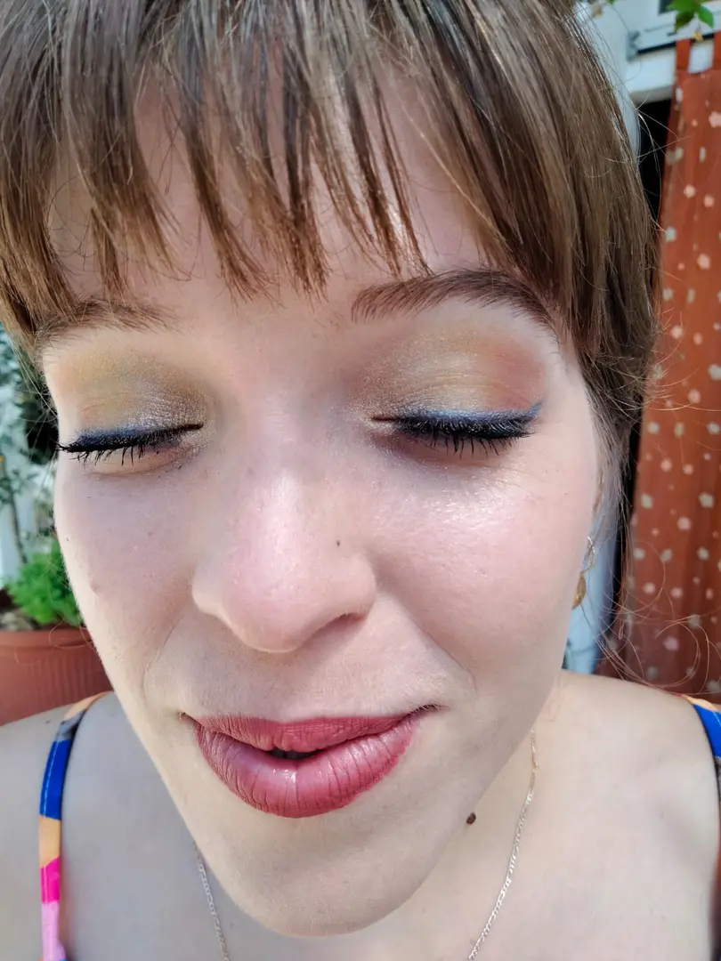 Trucco a Felicia nei toni multicolore del suo abito - 18.07.2021