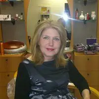Un sorriso sereno che sa di look curato e pelle coccolata.