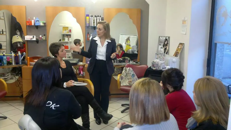 Lezione di trucco nel salone di parrucchiera a Gavirate: Tiziana Bucca condivide trucchi e segreti con le sue allieve!