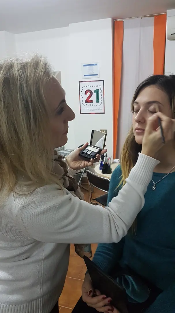 Momento di pura magia: Tiziana crea uno sguardo perfetto durante la lezione di make-up.