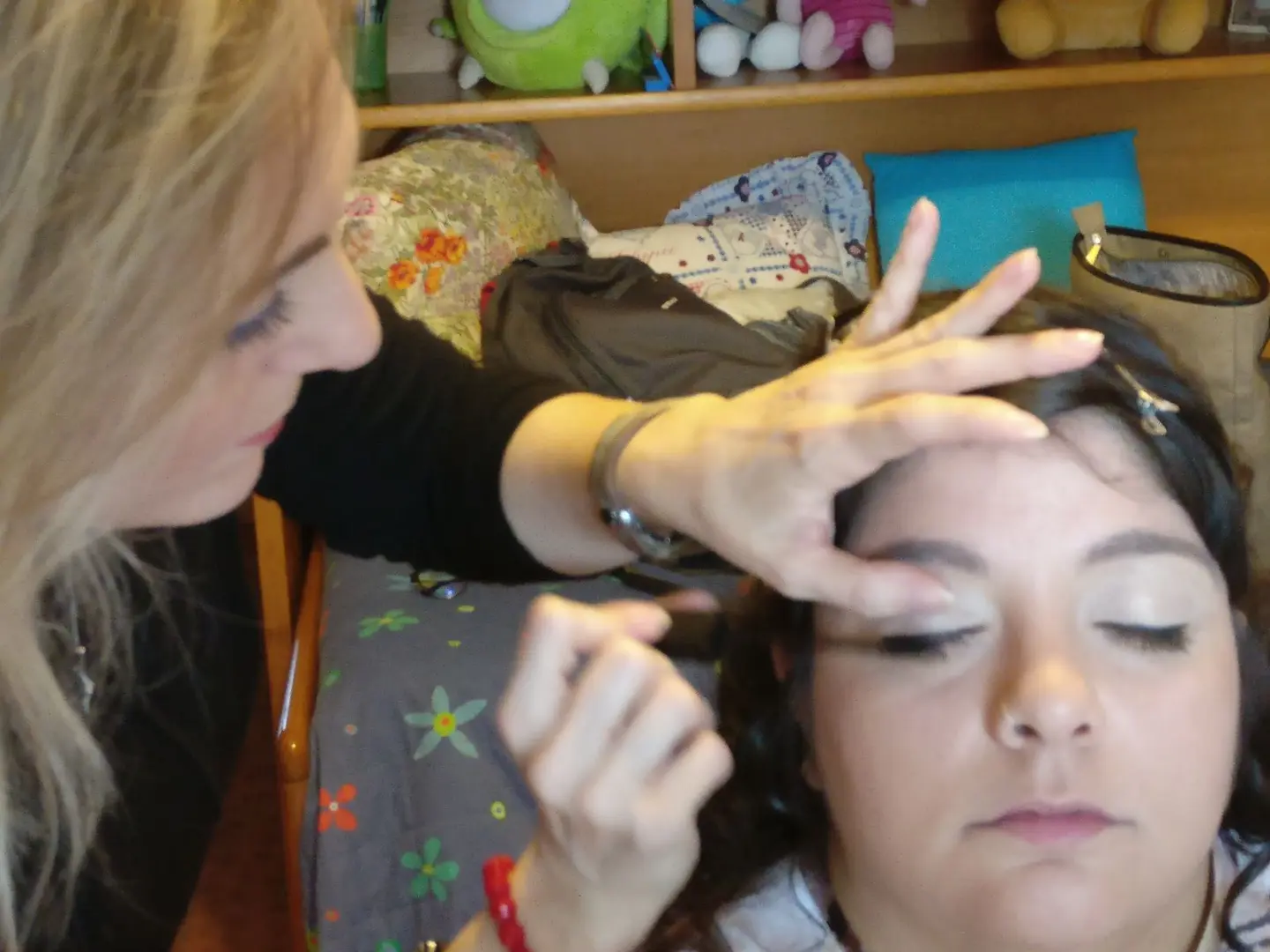 ana si prende cura di una futura sposa con pelle sensibile, applicando mascara con prodotti specifici anallergici per un risultato naturale e impeccabile.