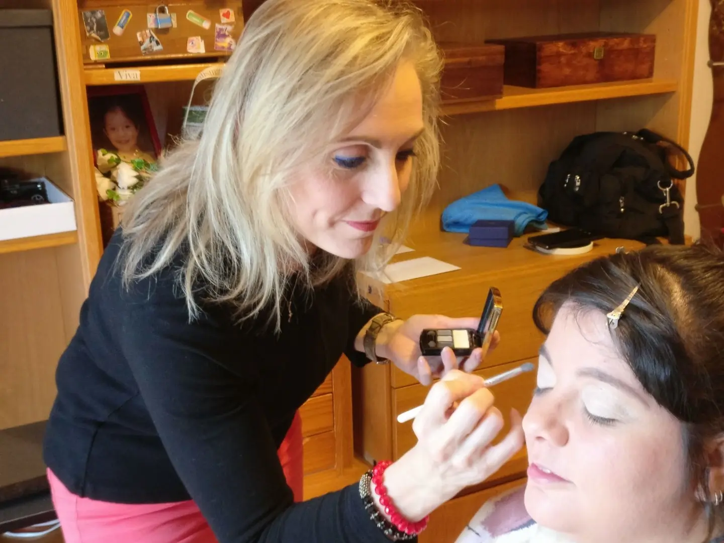 Ecco Tiziana all’opera, completamente concentrata su di te per creare un look unico e speciale quanto il tuo giorno di nozze.
