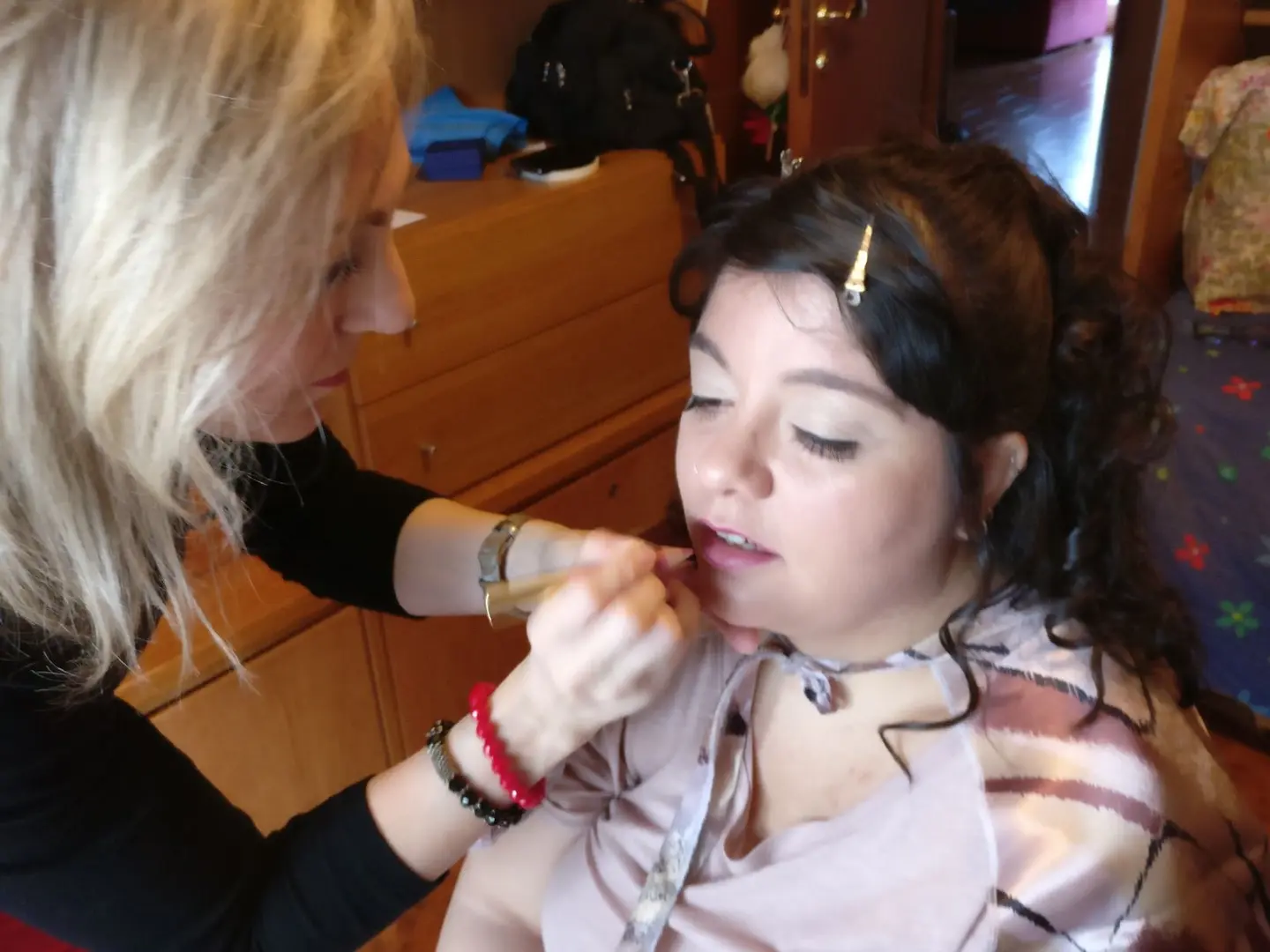 Anche il design e il colore delle labbra sono importantissimi per il tuo giorno speciale! Se vuoi che il look resti perfetto tutto il giorno, puoi acquistare il rossetto che userò durante il trucco.