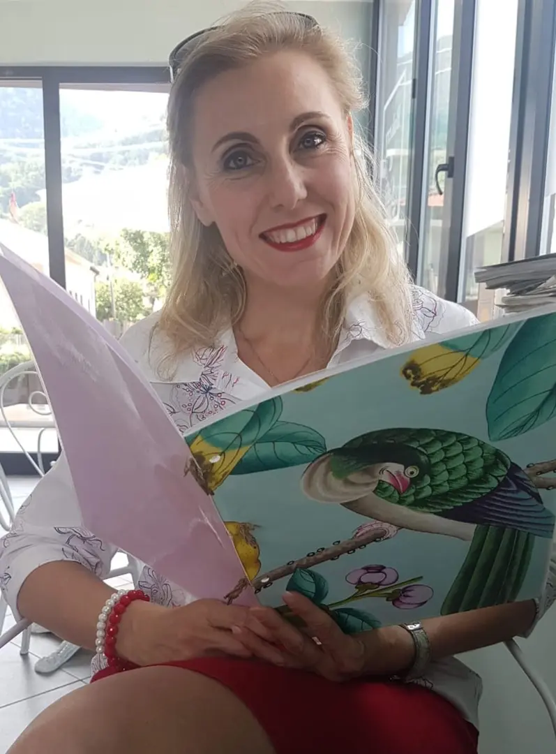 Tizi 26.07.2018 - Scegliendo il menu più fresco e a base di frutta... Make Up: base con correttore light medium, fondotinta Youth extend L2N1, cipria trasparente, matita sopracciglia taupe, matita occhi black, fard golden light e sweet pink, rossetto rosso daring red n.6 ... Tutto by Artistry