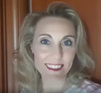 Tizi 12.05.2018 - Oggi make up con ombretto dai toni color sabbia e matita nera. Rossetto fucsia scuro. La base è con correttore medium light e fondotinta Ideal radiance medium. Cipria trasparente e fard rosato. Lo puoi realizzare anche tu! Contattami senza impegno così ne parliamo