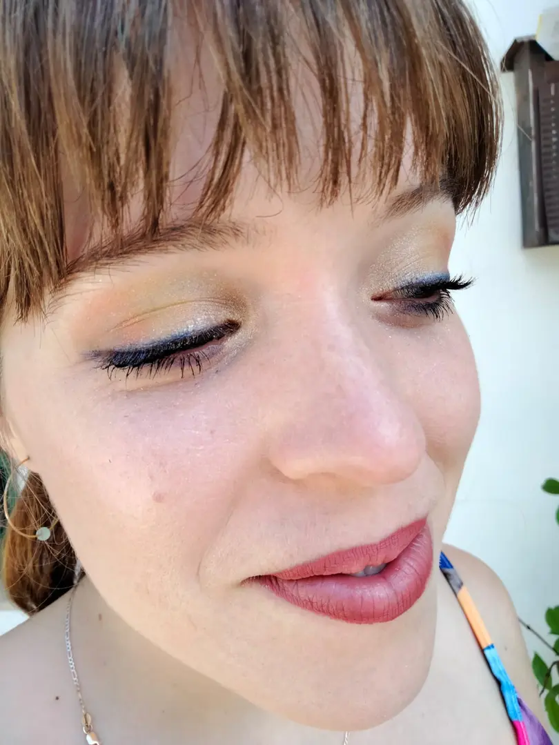 Trucco a Felicia nei toni multicolore del suo abito - 18.07.2021