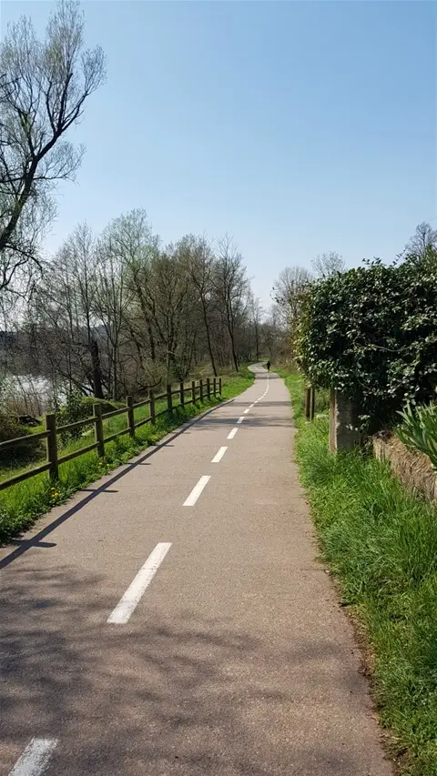 Camminare lungo la pista ciclabile al lago